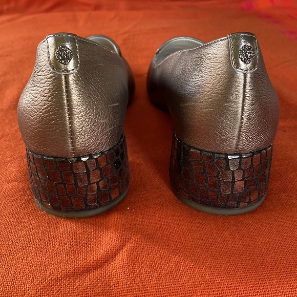 Anne Klein metallic taupe leather 1.5” heels. Worn once. EUC. - Picture 4 of 10